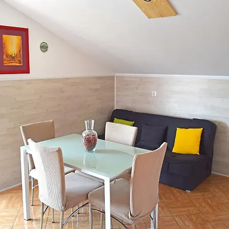 Prekrasan Sa Kaminom 扎达尔